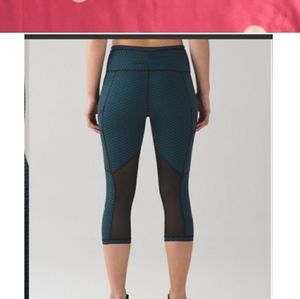 Lululemon 17" Outrun Crop size 6
